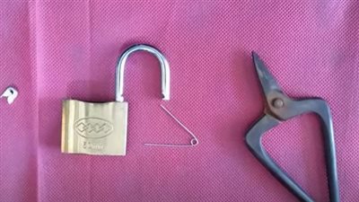 بالصور والخطوات| طريقة فتح القفل بالدبوس.. حيل عملية في حال نسيان المفتاح أو ضياعه