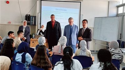 رئيس جامعة بنها يتابع سير العملية التعليمية بفرع العبور: طلابنا هم الاستثمار الحقيقي لبناء الوطن والالتزام بالقيم أساس التميز الأكاديمي