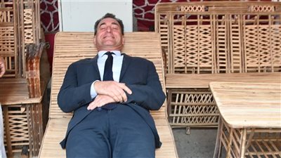 السفير الفرنسي يُبدي إعجابه بصناعة الحرف اليدوية بمدينة رشيد.. ويسترخي على شيزلونج من الجريد | صور 