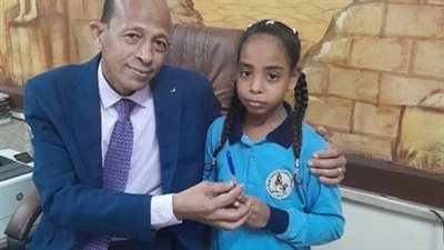 تكريم تلميذة بمدرسة ابتدائية بالأقصر لردها لانش بوكس مفقود