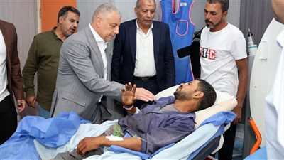 محافظ الإسماعيلية يطمئن على عامل مصاب في حادث مروري.. ويوجه بدعمه ورعاية أسرته