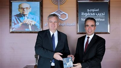 السفير الألماني يزور استديو نجيب محفوظ.. والمسلماني يهديه نسخة من أغاني أم كلثوم