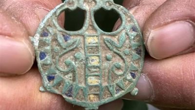 يعود لنحو 2000 عام.. بريطاني يعثر على دبوس زينة نادر