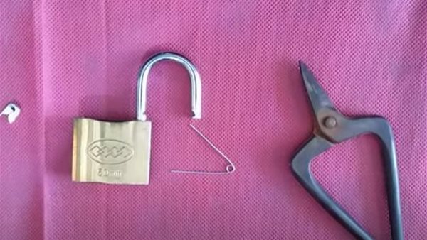 طريقة فتح القفل بالدبوس