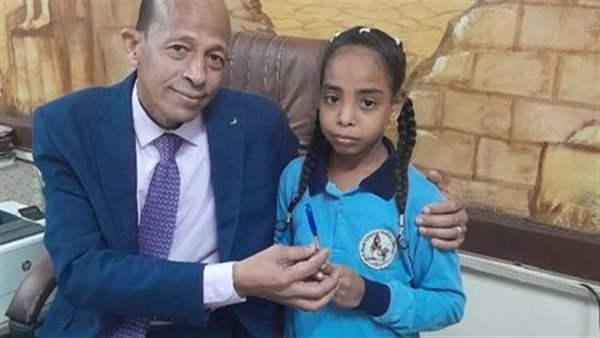 مدير مدرسة يكرم تلميذة
