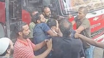 سائقو أجرة يعتدون على أحد الركاب في موقف أرض اللواء بالعجوزة