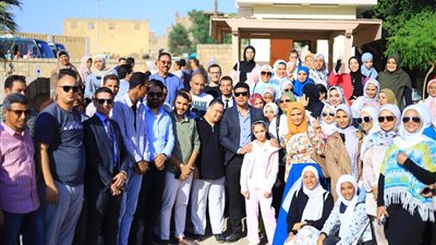 احتفالًا باليوم العالمي للسياحة.. نائب محافظ سوهاج يصطحب وفدًا شبابيًا في جولة لمسجد الأمير حسن ومعبد ميريت آمون