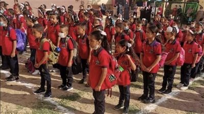 استغاثة في أول أيام الدراسة.. أولياء أمور يطالبون بإنقاذ طلاب أم النور الابتدائية بعد نقلهم إلى مبنى إداري غير مجهز بالأقصر