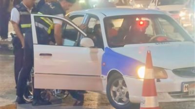 إشادة واسعة برجال المرور في بورسعيد بعد مساعدتهم مسنًّا على كرسي متحرك لعبور الطريق وركوب سيارة| صور