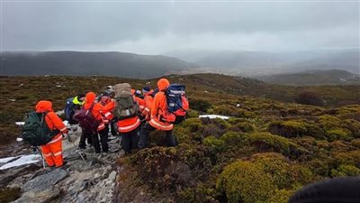 مصرع متسلقة وإنقاذ سياح صينيين بعد تعرضهم لعاصفة في أستراليا