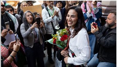 استقبلتها الجماهير بالورود.. عودة طبيبة بريطانية لعملها بعد إيقافها بسبب دعم القضية الفلسطينية