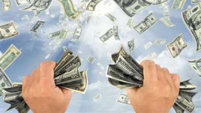 تفسير حلم الميت يعطي فلوس للحي.. دلالات مطمئنة وأخرى تحذيرية انتبه لها