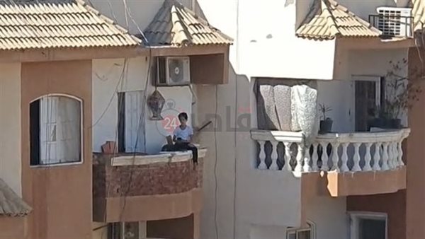 طفل يلعب علي سور