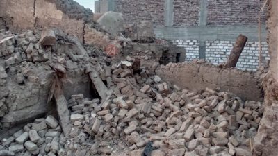 مسنة وحفيدتها تحت الأنقاض.. الدفاع المدني يبحث عن ضحيتي انهيار منزل في قنا