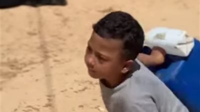 فيديو لصغير من ذوي الاحتياجات الخاصة يحاول جر جالون مياه لتعبئته في مخيمات النزوح يثير التعاطف