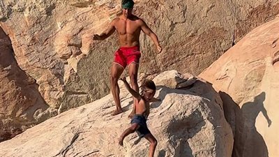 هجوم عالمي على بلوجر أمريكي بعد فيديو يظهر إلقاءه لابنه في بحيرة سياحية