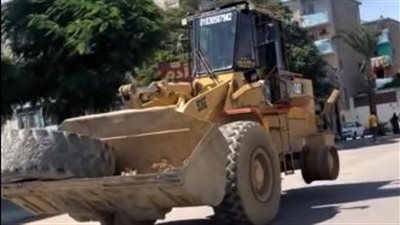 سائق عارٍ يقود لودر بلا إطار أمام منطقة المثلث بالسويس والأجهزة تكثف جهودها لتحديد هويته