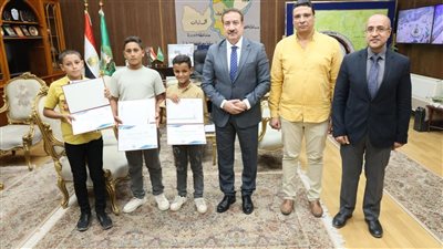 محافظ المنوفية يكرم 3 طلاب بساقية أبو شعرة لأمانتهم بعد عثورهم على مبلغ مالي كبير