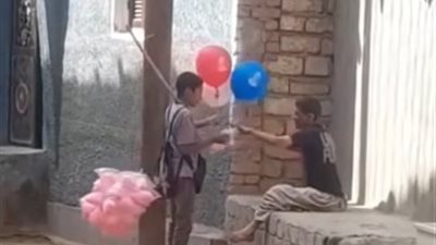 جسّد أسمى معاني الرحمة.. فيديو عفوي لبائع صغير يهدي آخر من ذوي الهمم حلوى غزل البنات يخطف التريند