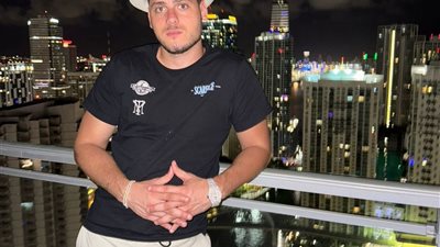 أول صورة لحفيد الكاتب الكبير يوسف إدريس المحتجز في أمريكا