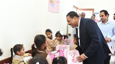 محافظ مطروح يتفقد انتظام العملية التعليمية بمدارس أم الرخم