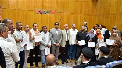 إسنا تصل إلى العالمية.. محافظ الأقصر يكرم فريق مشروع إحياء المدينة بعد الفوز بجائزة الآغا خان للعمارة