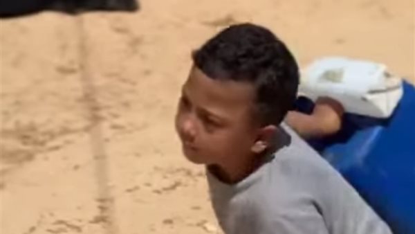 صغير يحاول جر جالون