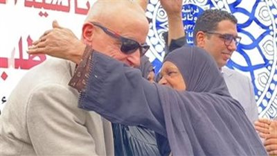 الأهالي يلقبونه بـ”مهندس التعمير”.. مشهد مؤثر في استقبال محافظ الأقصر بقرية الزنيقة خلال وضع حجر أساس محطة الصرف الصحي | صور