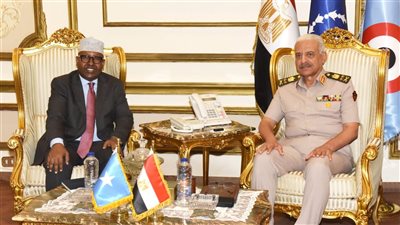 وزير الدفاع يلتقي نظيره الصومالي لتعزيز التعاون العسكري بين البلدين