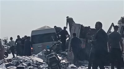 تصادم ميكروباص وسيارة نقل أعلى الطريق الدائري اتجاه المنيب| صور