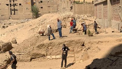 وفد من الآثار يتفقد موقع مقبرة بنحسي بالمطرية لمتابعة أعمال التطوير | صور 