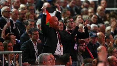 عامان من الإبادة والتجويع.. متظاهر يقاطع كلمة وزيرة الخزانة البريطانية حاملا علم فلسطين 