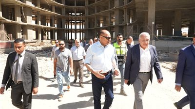بعد رصد مخالفات.. وزير العمل يوقف العمل في بعض المشروعات تحت الإنشاء بالعاصمة الإدارية | صور