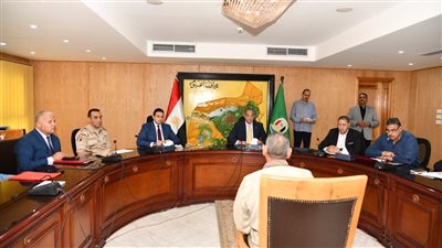 محافظ الفيوم يوجه بتوفير مشروعات تنموية وفرص عمل وتراخيص أكشاك للأولى بالرعاية