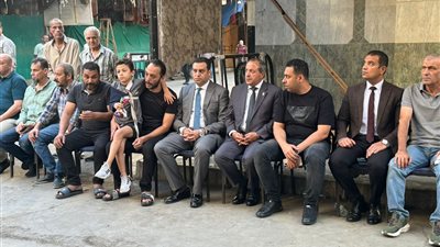 محافظ بورسعيد يقدم واجب العزاء لأسرة ضحية حريق شارع الحميدي بحي العرب| صور