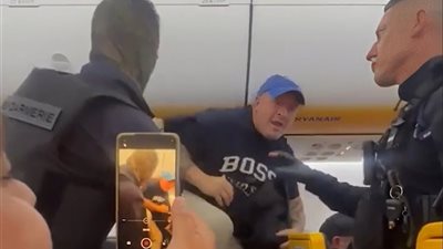 حفل توديع عزوبية يتسبب في هبوط اضطراري لطائرة رايان إير وسط فوضى وذعر الركاب.. ما القصة؟