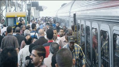 شكاوى من المسافرين بسبب تأخر رحلات قطارات الصعيد.. ومصدر بالسكة الحديد: الفلنكات مكسورة وبنصلّحها