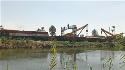 عودة حركة القطارات إلى طبيعتها على خط أسوان - القاهرة بعد رفع آثار حادث قطار بضائع ببا