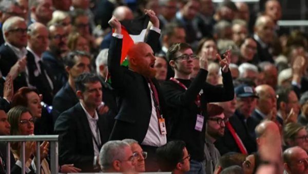 متظاهر يقاطع كلمة