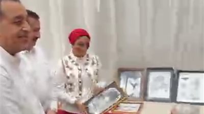 رئيس الوزراء يشيد بفتاة من ذوي الهمم ترسم بقدمها خلال زيارته للمنوفية