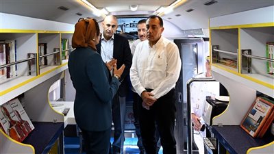 رئيس الوزراء يتفقد وحدة المكتبة المتنقلة بأشمون.. ويؤكد: نموذج لبناء الإنسان معرفيًا 