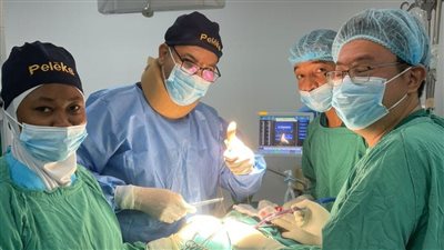 فريق كلية طب أسوان يجرى 44 عملية جراحية دقيقة للأطفال في زنجبار