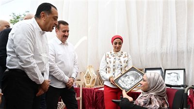 خلال جولته بالمنوفية.. رئيس الوزراء يوجه بتوفير فرصة عمل لفتاة من ذوي الهمم ترسم بقدمها