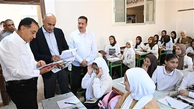 مدبولي يفاجئ مدرسة بالمنوفية خلال جولته ويطمئن على انتظام الدراسة وجودة المناهج