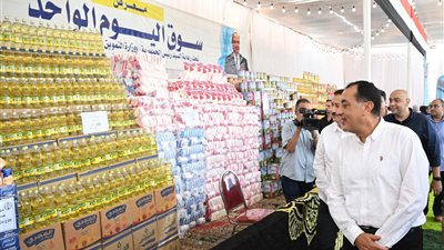 رئيس الوزراء يتفقد سوق اليوم الواحد للسلع الغذائية بأشمون