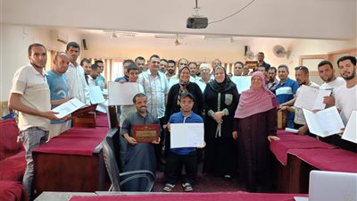 مديرية العمل بسوهاج تسلم 35 عقد عمل لأشخاص من ذوي الإعاقة| صور