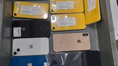 الجمارك توقف شخصًا بسبب كثرة السفر وتهريب هواتف آيفون بدون رسوم جمركية