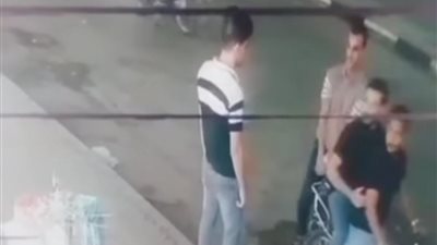 تداول مقطع فيديو يرصد الاعتداء على طالب في سوهاج.. والأمن يحقق | فيديو