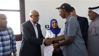 محافظ شمال سيناء يسلم الأوراق الثبوتية لعدد من أهالي نجع شيبانة والمهدية