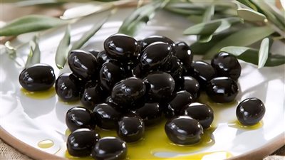 جاهز للأكل بعد أسبوعين.. طريقة عمل الزيتون الأسود بالزيت